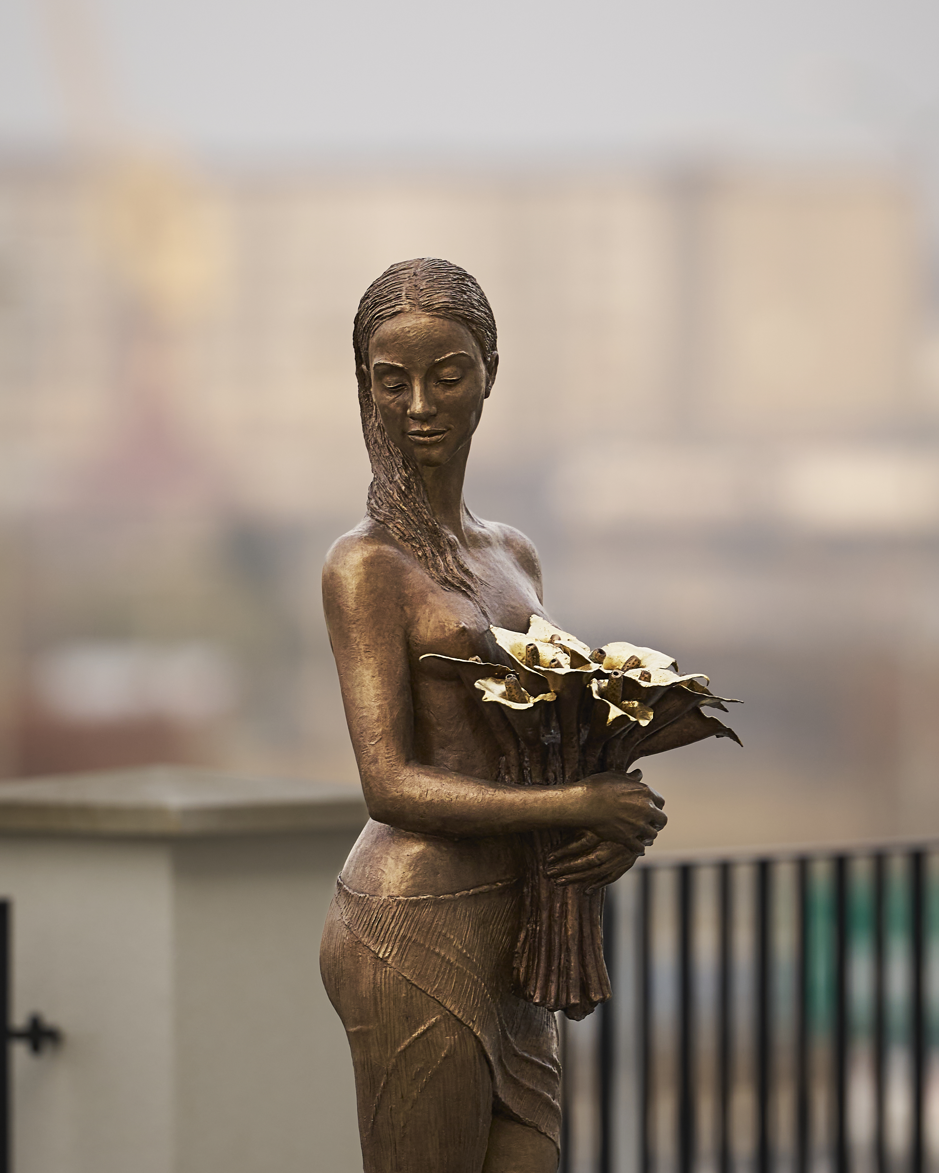 Rzeźba w plenerze sfotografowana obiektywem Sigma 135 mm f/1.4 – wysoki mikrokontrast i kontrola głębi ostrości.