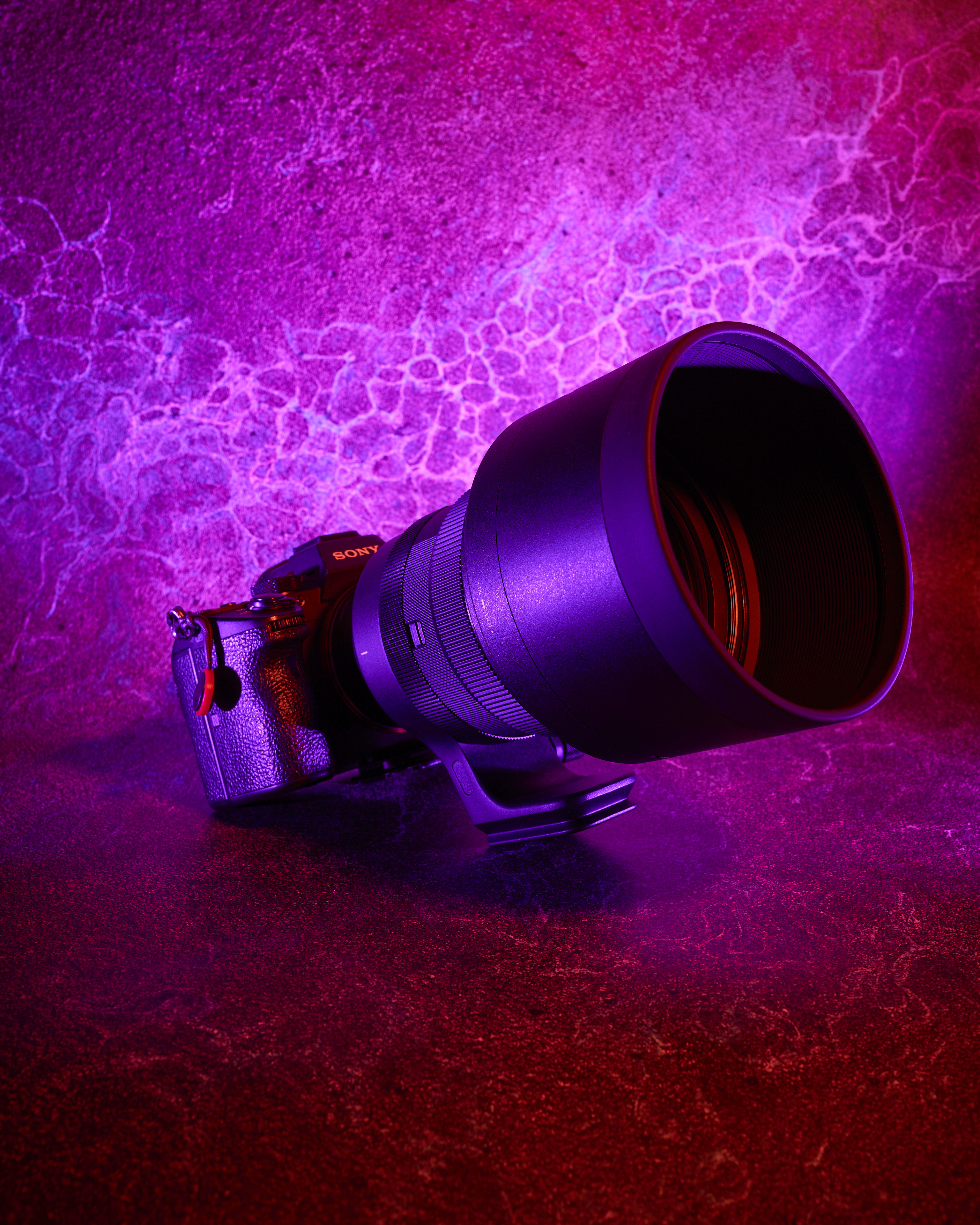 Sigma 135mm f/1.4 DG DN Art zamontowana na aparacie Sony — skala zestawu i ergonomia pracy.