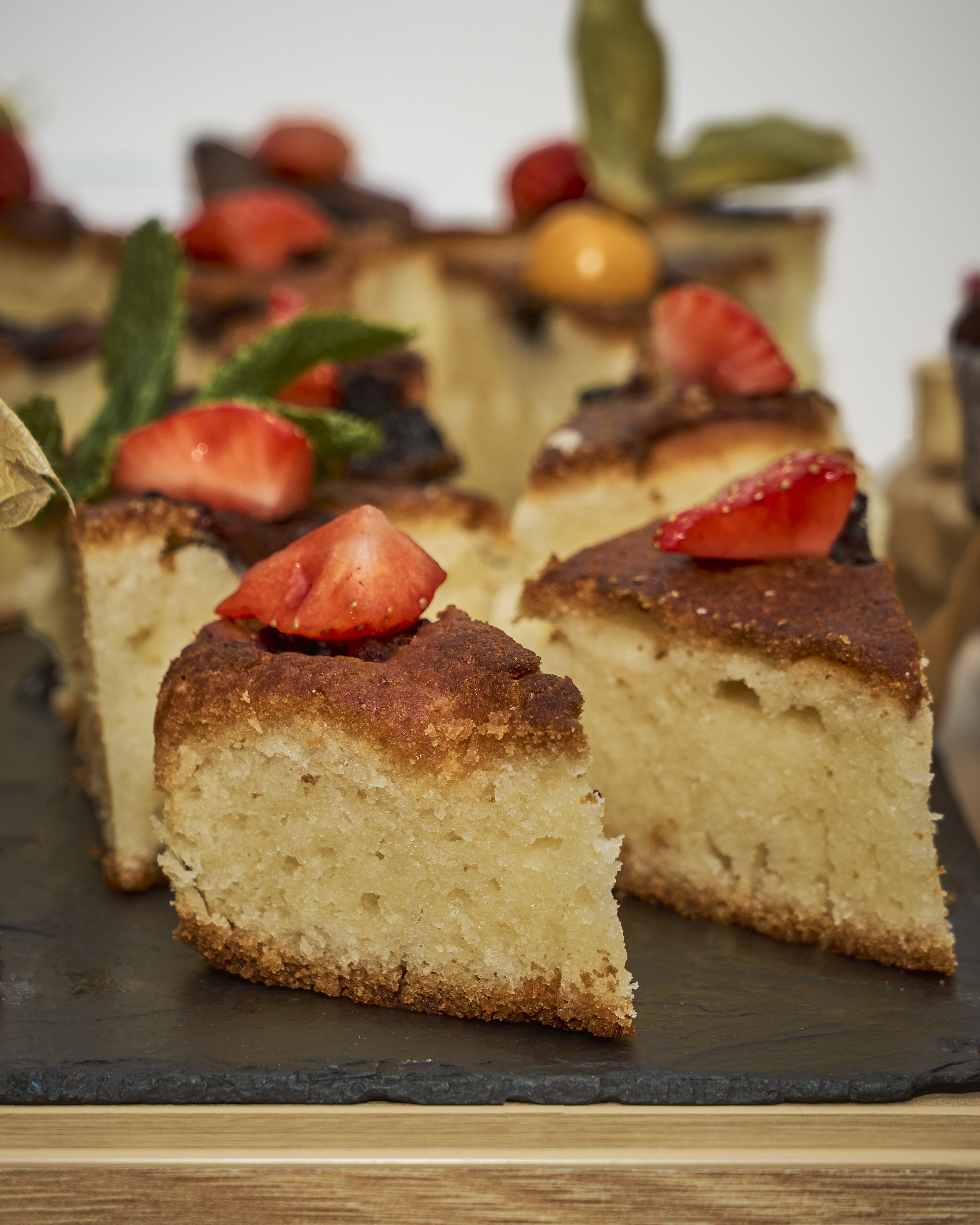 Ciasto sfotografowane obiektywem Sigma 24–70 mm f/2.8 DG DN Art – ostrość i struktura obrazu