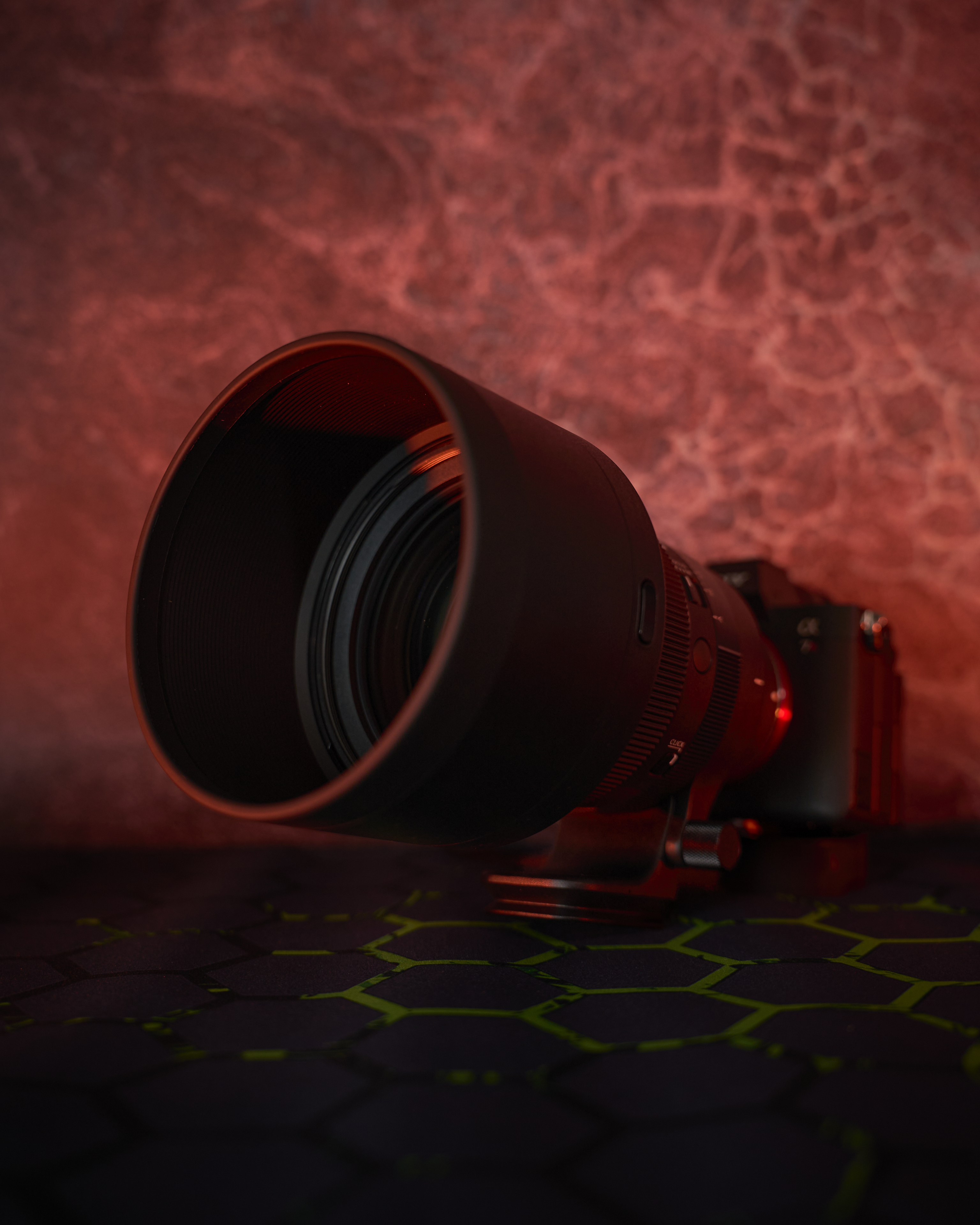 Praca ze światłem punktowym w słabym oświetleniu — zdjęcie wykonane obiektywem Sigma 24–70mm f/2.8 DG DN II Art przy ogniskowej 35mm.